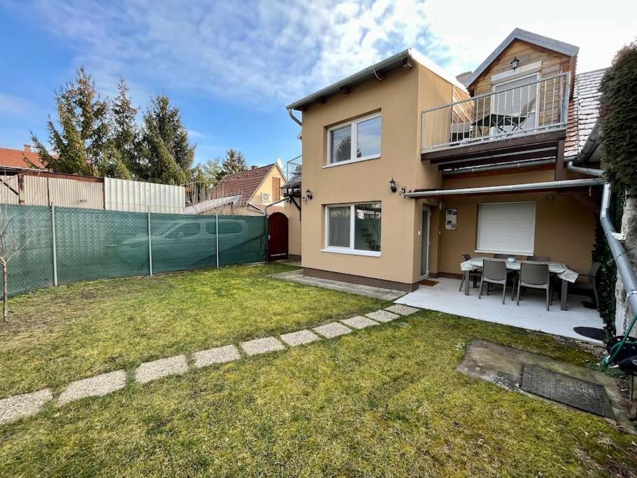 Rabbit Apartman Mosonmagyarovar Bagian luar foto