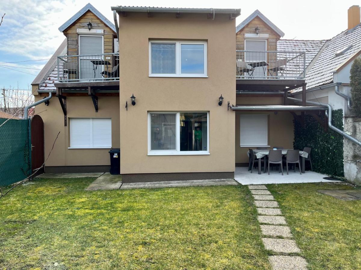 Rabbit Apartman Mosonmagyarovar Bagian luar foto