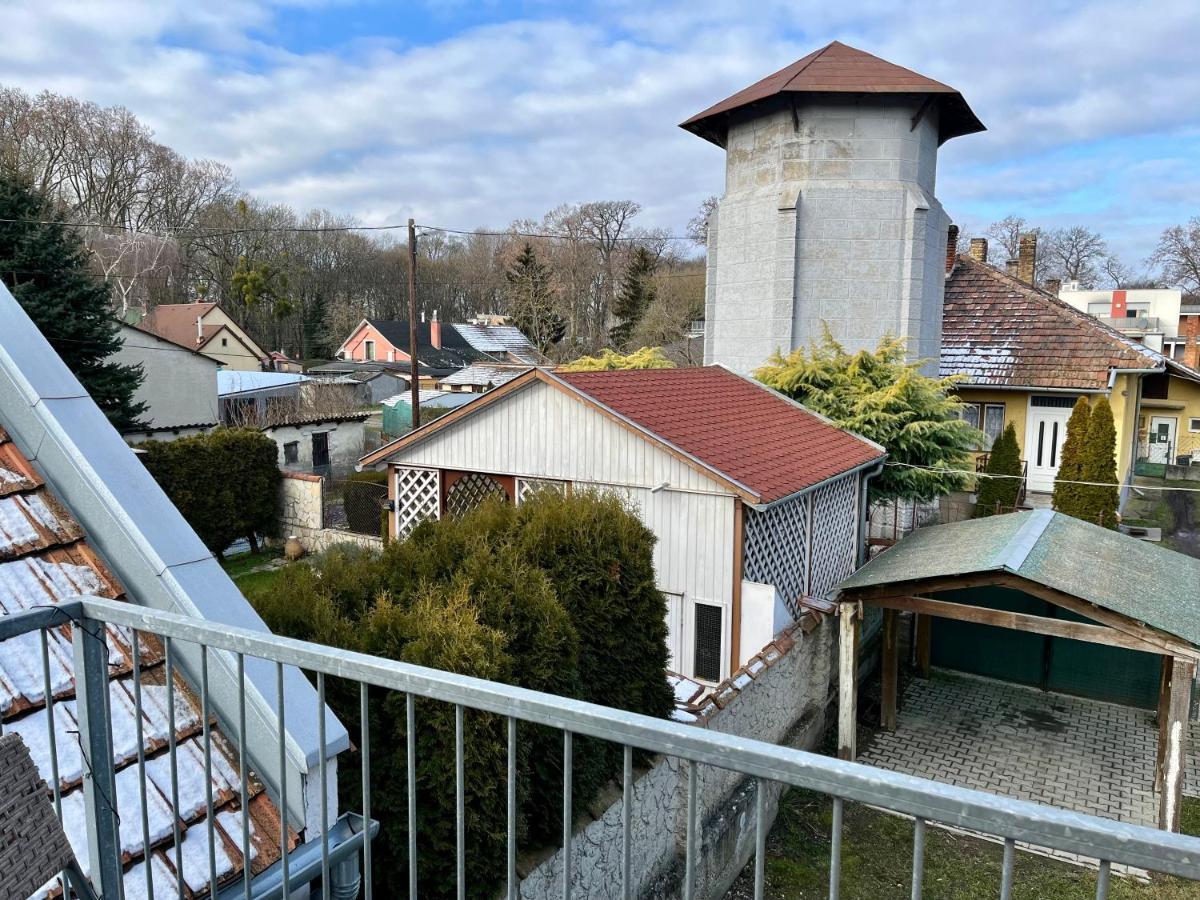 Rabbit Apartman Mosonmagyarovar Bagian luar foto