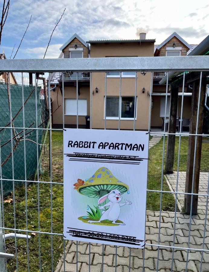 Rabbit Apartman Mosonmagyarovar Bagian luar foto